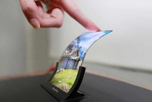 نمایشگرهای AMOLED تاشو که با استفاده از مدارهای الکتریکی انعطاف‌پذیر تولید می‌شوند و در ساعت‌ها و گوشی‌های هوشمند کاربرد دارند